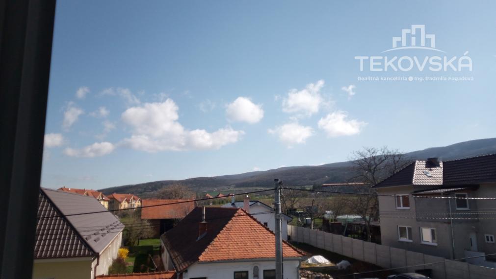 PREDANÉ - ZNÍŽENÁ CENA -  3- izbový byt  so záhradkou, garážou,