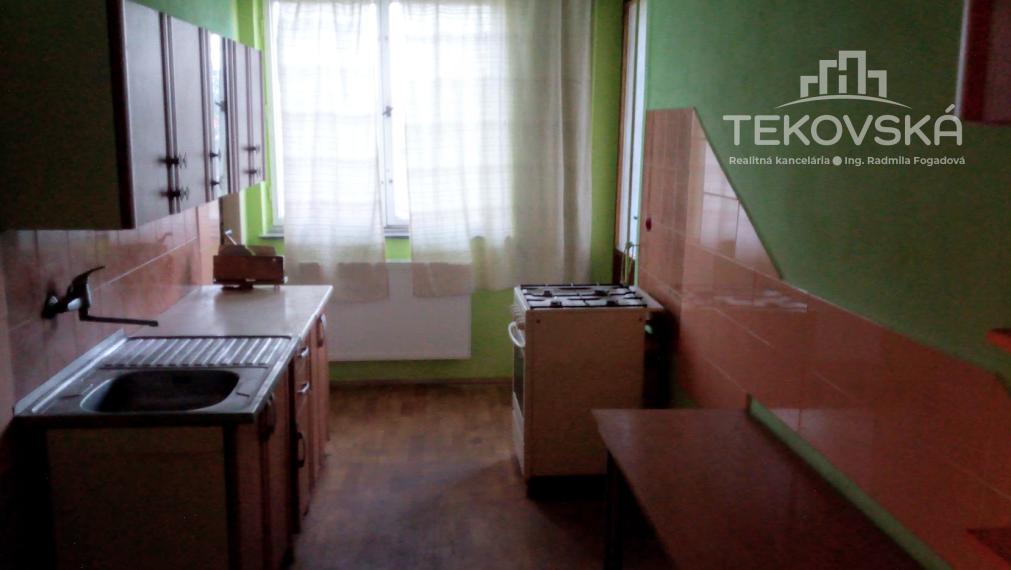 Znížená cena - 3-izbový byt so záhradkou a garážou Lovce